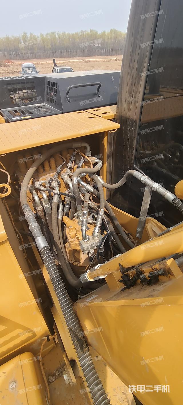 回转马达和主控阀（整机外观）