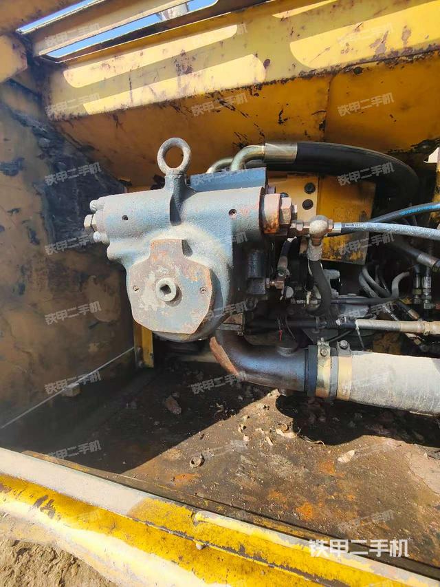 液壓泵艙室正面整體（整機外觀）