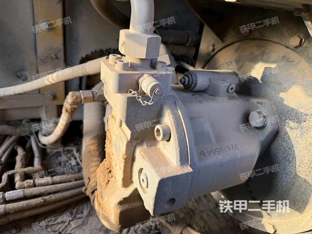 液壓泵艙室正面整體(整機外觀) 液壓泵艙室正面整體(整機外觀)