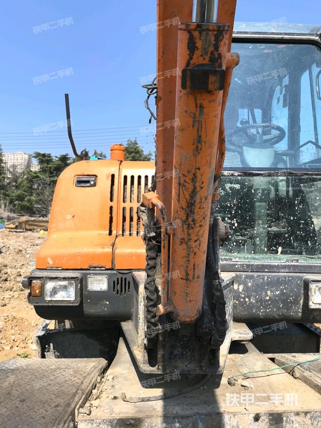 轉(zhuǎn)盤和下車架正前（工作和回轉(zhuǎn)裝置）