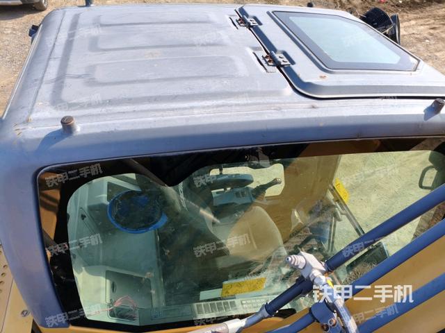 駕駛室頂部(整機(jī)外觀) 駕駛室頂部(整機(jī)外觀)