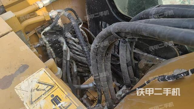 回轉(zhuǎn)馬達(dá)和主控閥（整機(jī)外觀）