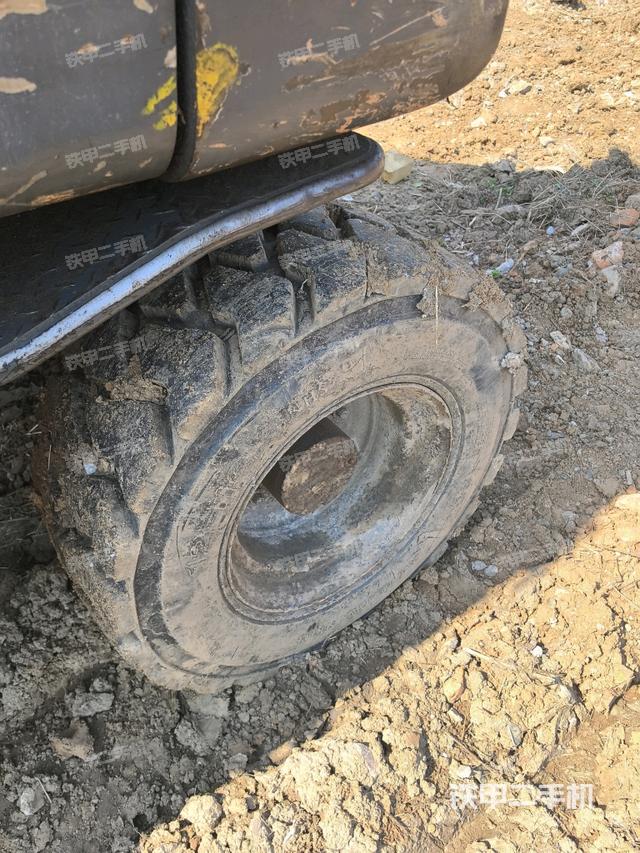 左驅(qū)動輪（行走機構(gòu)）