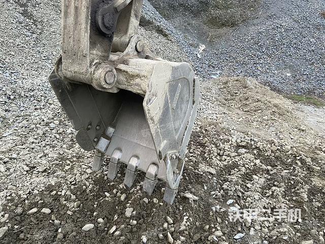 鏟斗右后整體(工作和回轉(zhuǎn)裝置) 鏟斗右后整體(工作和回轉(zhuǎn)裝置)