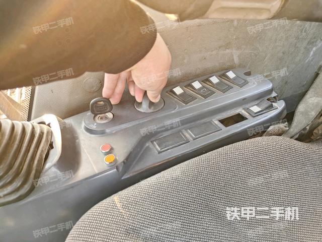 行走控制手柄和踏板?俯拍(駕駛室部分) 行走控制手柄和踏板?俯拍(駕駛室部分)