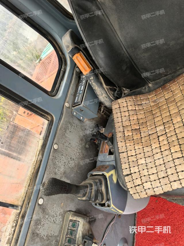 座椅右側(cè)控制臺/鑰匙門/油門/含右手柄(駕駛室部分) 座椅右側(cè)控制臺/鑰匙門/油門/含右手柄(駕駛室部分)