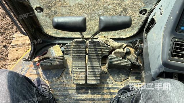 行走控制手柄和踏板?俯拍（駕駛室部分）