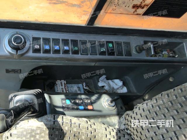 座椅右側(cè)控制臺/鑰匙門/油門/含右手柄（駕駛室部分）