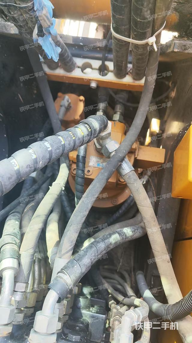 回轉(zhuǎn)馬達(dá)和主控閥（整機(jī)外觀）