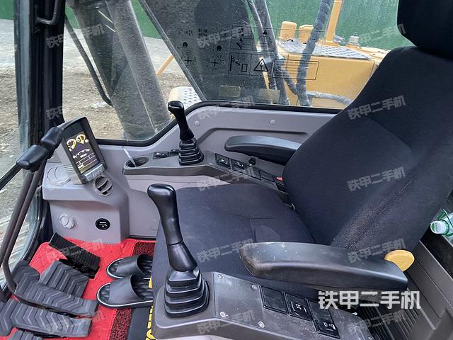 行走控制手柄和踏板?俯拍(駕駛室部分) 行走控制手柄和踏板?俯拍(駕駛室部分)