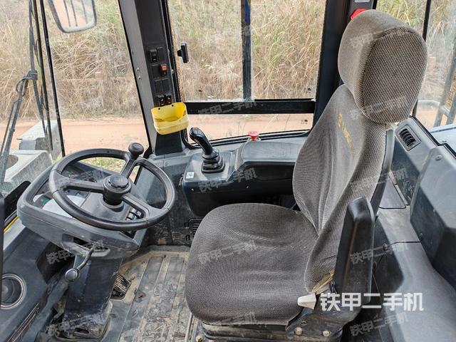 駕駛室工作臺(整機外觀及大件) 駕駛室工作臺(整機外觀及大件)