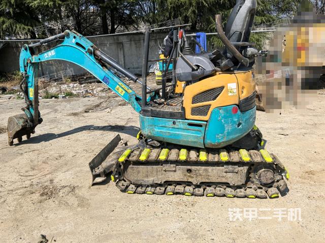 回轉(zhuǎn)馬達(dá)和主控閥（整機(jī)外觀）