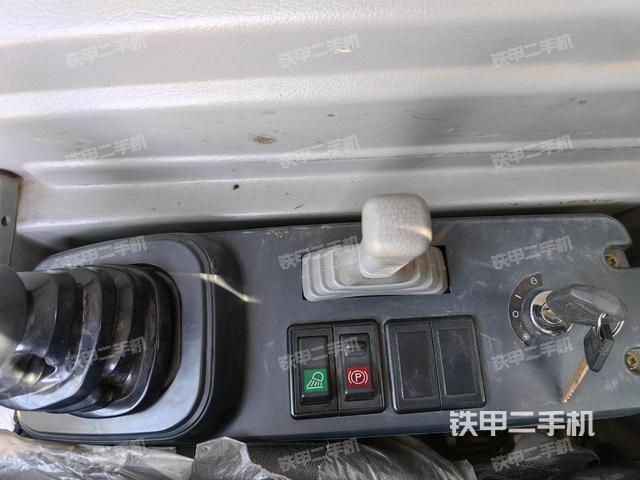 座椅右側控制臺/鑰匙門/油門/含右手柄(駕駛室部分) 座椅右側控制臺/鑰匙門/油門/含右手柄(駕駛室部分)