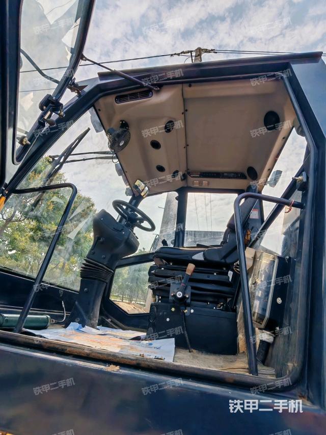 駕駛室操作臺(tái)(設(shè)備外觀及核心部件) 駕駛室操作臺(tái)(設(shè)備外觀及核心部件)