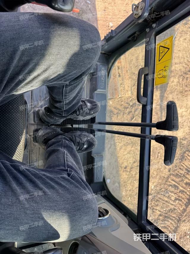 行走控制手柄和踏板?俯拍（駕駛室部分）