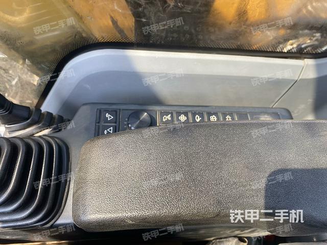 座椅右側(cè)控制臺/鑰匙門/油門/含右手柄（駕駛室部分）