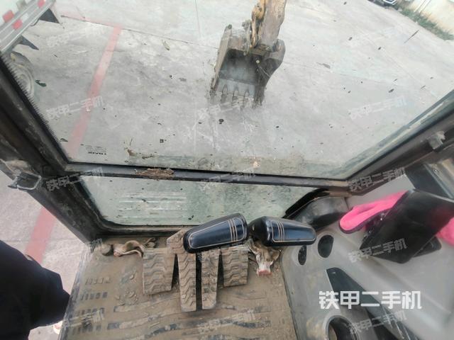 行走控制手柄和踏板?俯拍(駕駛室部分) 行走控制手柄和踏板?俯拍(駕駛室部分)