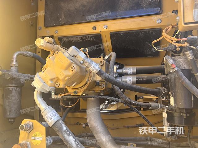 液壓泵艙室正面整體(整機外觀) 液壓泵艙室正面整體(整機外觀)
