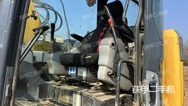 左后方玻璃角標（駕駛室部分）