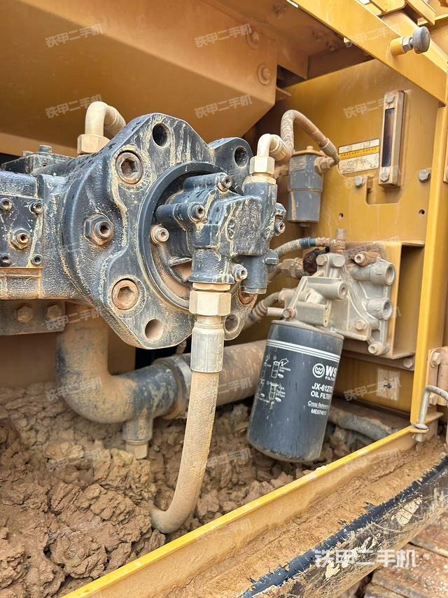 液压泵舱室正面整体（整机外观）