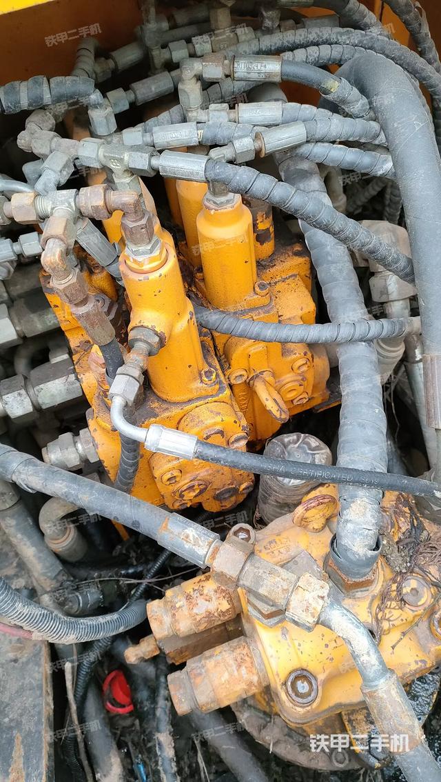 回轉(zhuǎn)馬達和主控閥（整機外觀）