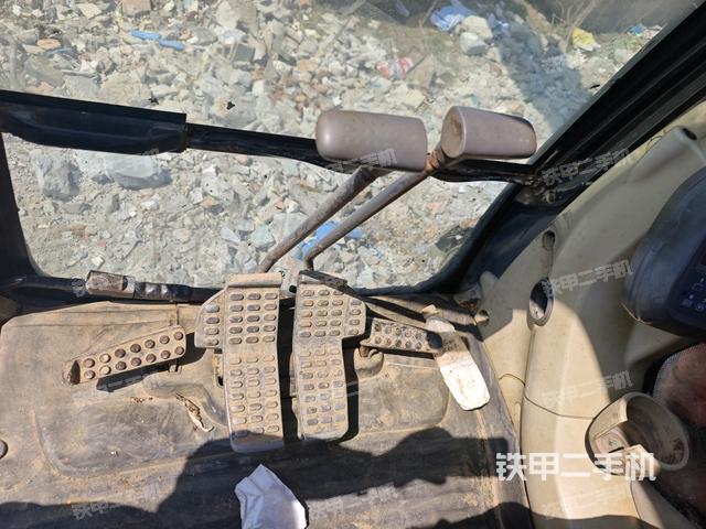 行走控制手柄和踏板?俯拍（駕駛室部分）