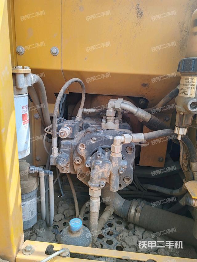 液壓泵艙室正面整體(整機外觀) 液壓泵艙室正面整體(整機外觀)