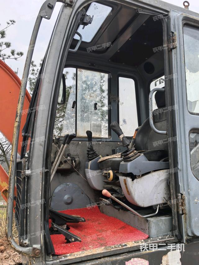 座椅左側(cè)控制臺/音響/含左手柄(駕駛室部分) 座椅左側(cè)控制臺/音響/含左手柄(駕駛室部分)