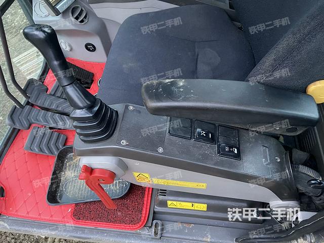 座椅左側(cè)控制臺/音響/含左手柄(駕駛室部分) 座椅左側(cè)控制臺/音響/含左手柄(駕駛室部分)