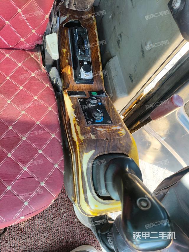 座椅左側(cè)控制臺/音響/含左手柄（駕駛室部分）