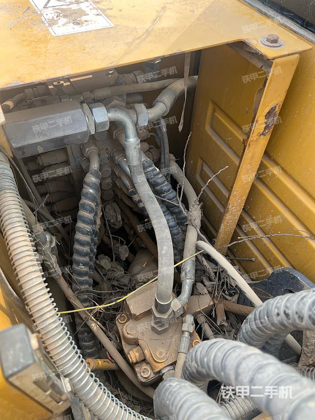 回轉(zhuǎn)馬達(dá)和主控閥（整機(jī)外觀）