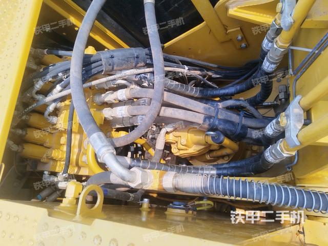 回轉(zhuǎn)馬達和主控閥(整機外觀) 回轉(zhuǎn)馬達和主控閥(整機外觀)