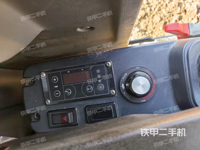 座椅左側控制臺/音響/含左手柄(駕駛室部分) 座椅左側控制臺/音響/含左手柄(駕駛室部分)
