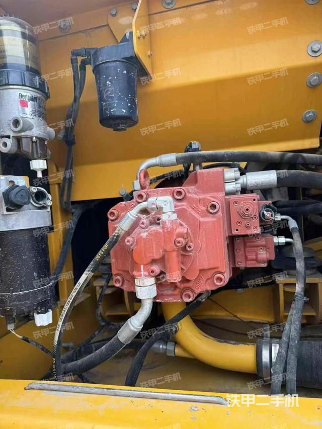 液壓泵艙室正面整體(整機外觀) 液壓泵艙室正面整體(整機外觀)