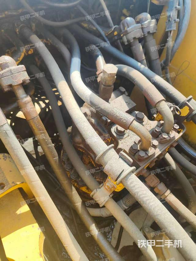 回轉馬達和主控閥（整機外觀）