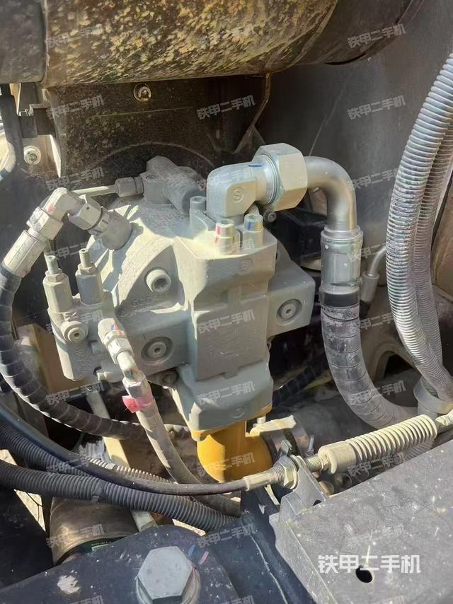 液壓泵艙室正面整體(整機(jī)外觀) 液壓泵艙室正面整體(整機(jī)外觀)