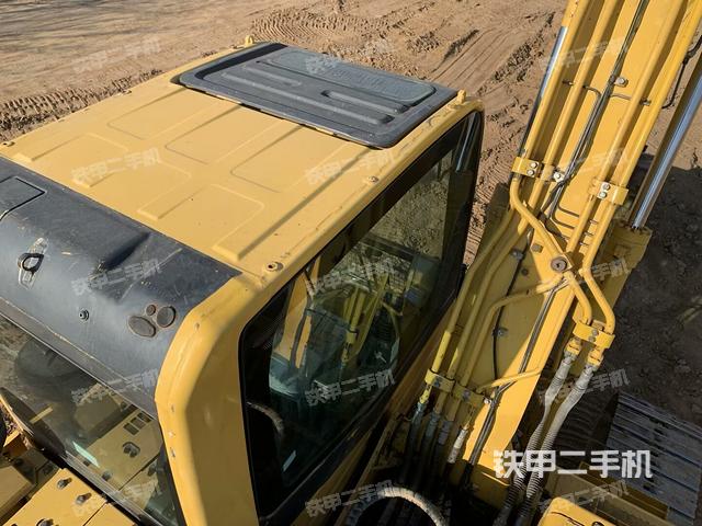 駕駛室頂部(整機(jī)外觀) 駕駛室頂部(整機(jī)外觀)