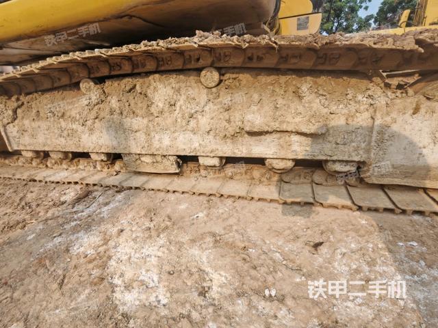 單側(cè)履帶整體(整機(jī)外觀) 單側(cè)履帶整體(整機(jī)外觀)