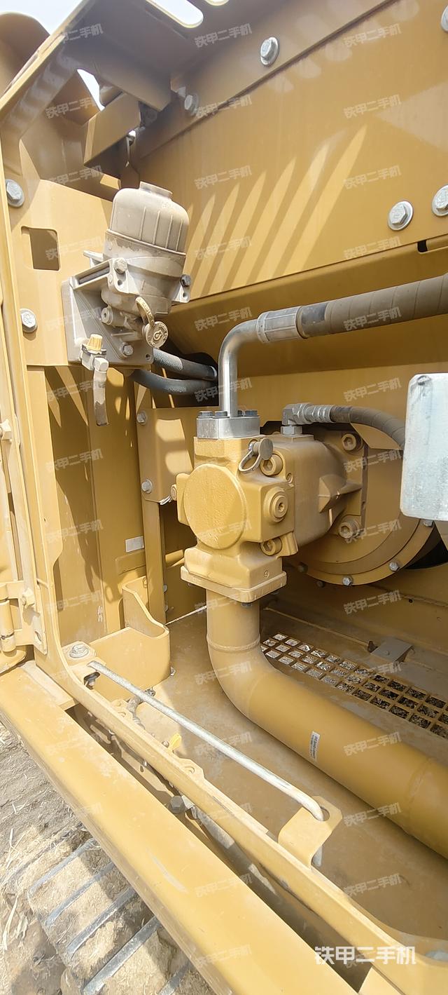 液压泵舱室正面整体（整机外观）