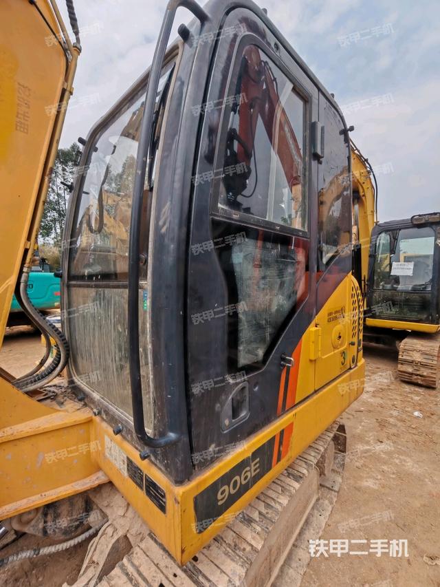 行走控制手柄和踏板?俯拍（駕駛室部分）