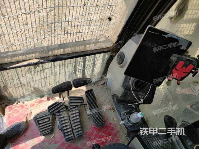 行走控制手柄和踏板?俯拍(駕駛室部分) 行走控制手柄和踏板?俯拍(駕駛室部分)