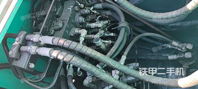 回轉(zhuǎn)馬達(dá)和主控閥（整機(jī)外觀）