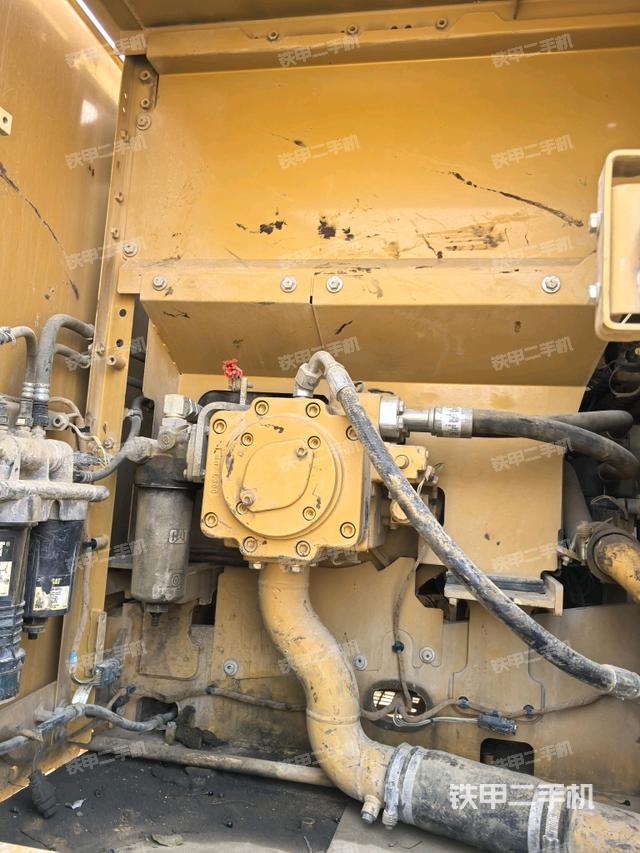 液壓泵艙室正面整體(整機(jī)外觀) 液壓泵艙室正面整體(整機(jī)外觀)