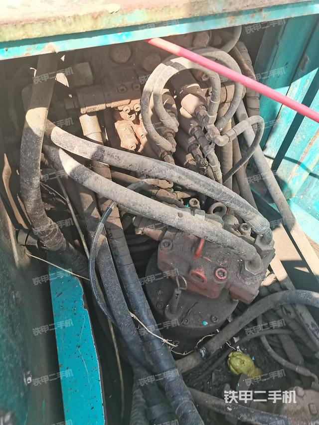 回转马达和主控阀（整机外观）