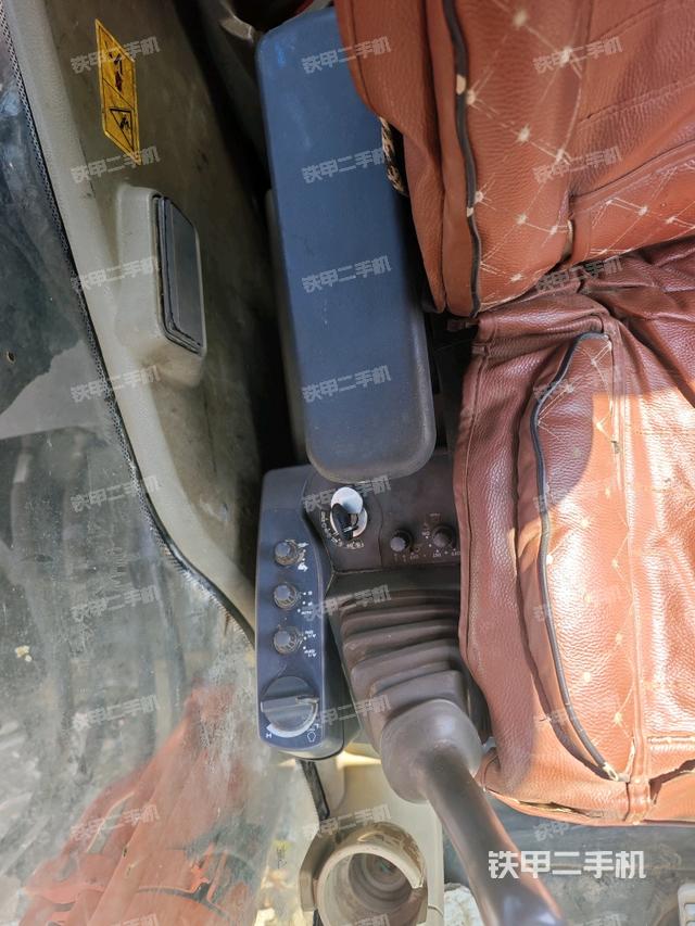 座椅右側(cè)控制臺(tái)/鑰匙門(mén)/油門(mén)/含右手柄（駕駛室部分）