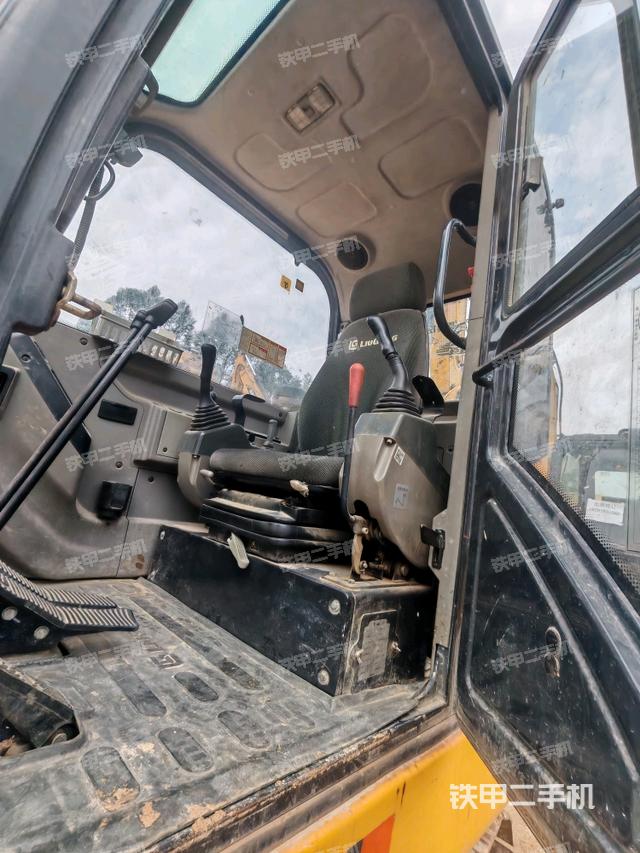 座椅右側(cè)控制臺(tái)/鑰匙門/油門/含右手柄（駕駛室部分）