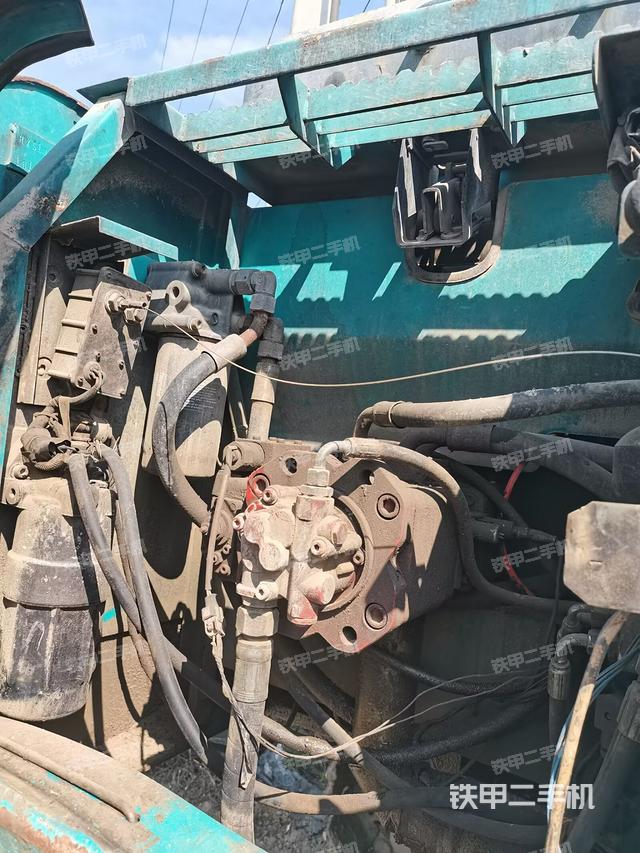 液压泵舱室正面整体（整机外观）