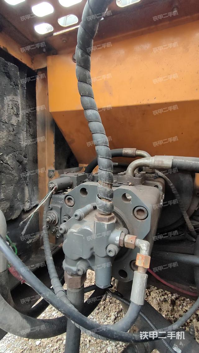 液壓泵艙室正面整體（整機外觀）