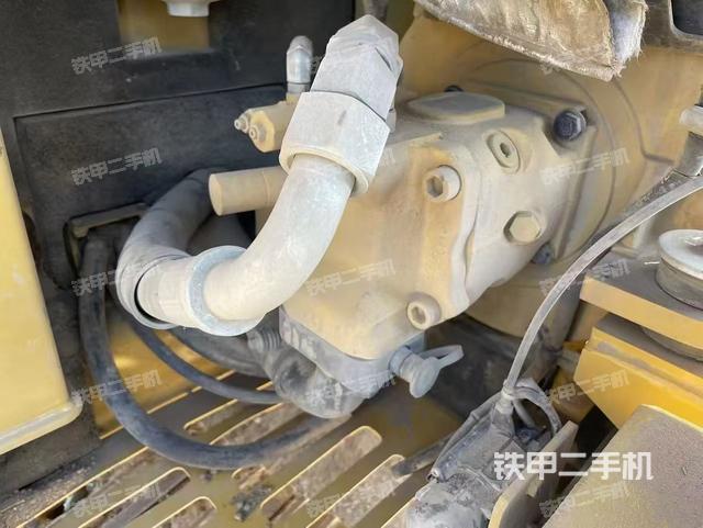 液壓泵艙室正面整體(整機外觀) 液壓泵艙室正面整體(整機外觀)