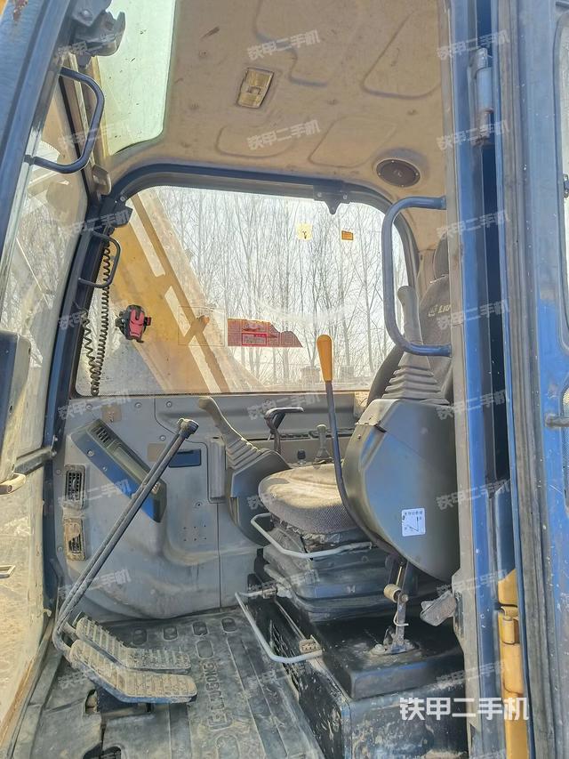 駕駛室頂部（整機外觀）